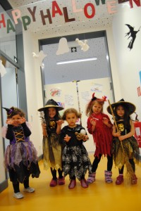 Unsere kleinen Hexen: Hyppy Halloween im KIBS-Kindergarten Our little witches: Happy Halloween in our KIBS-kindergarten. — hier: Kämmer International Bilingual School.